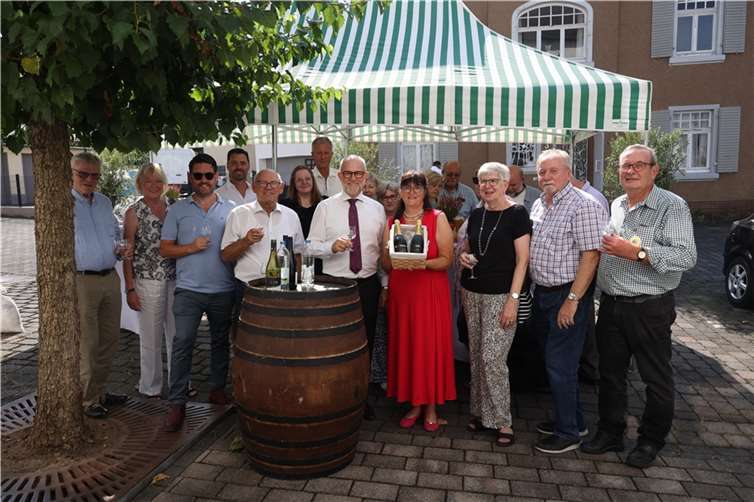 Unkel hat eine neue Weinkönigin Die Delegation aus Kamen mit Bürgermeister Alfons Mußhoff (5.v.l.) und Bürgermeisterin Elke Kappen (ganz in rot). Fotos: JS