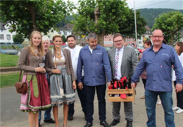 Die Delegation aus Rheinbrohl: Weinprinzessin Lisa, Weinkönigin Anna-Sophie, Bürgermeister Michael R. Schäfer, eingerahmt von zwei Winzern (vorne v.l.); hinten Franz Josef Heßler vom Heimat- und Verschönerungsverein Rheinbrohl und Jörg Seul von der ausrichtenden Prinzengarde Brohl (v.l.).-KMI-
