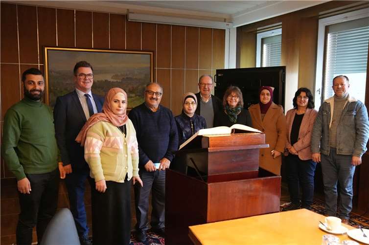 Die Delegation aus Surif mit Vertretern der Lokalen Agenda 21 und Bürgermeister Peter Jung (2. von links).  Fotos: Stadt Neuwied/Melanie Lange