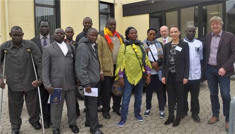 Die Delegation aus Uganda um die Vorsitzende Eunice Wekesa (5.v.r.) mit Sonja Crämer (3.v.r.), Ferdinand Fuchs (4.v.r.) und Thomas Radermacher (r.) beim Besuch der Meckenheimer Wirtschaftsförderung.Stadt Meckenheim