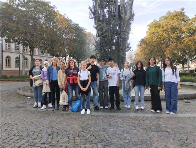 So sehen Sieger aus! Die Delegation der Albert-Schweitzer-Realschule plus aus Mayen bei ihrem Besuch in Mainz. Fotos: Albert-Schweitzer-Realschule plus