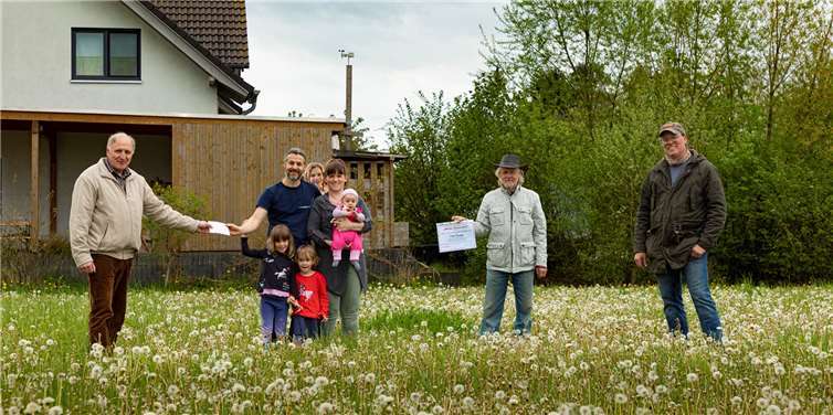 Die Delegation der IG Mörz war zwar klein, die Freude bei Familie Brungs aber trotzdem groß. Foto: Helmut von Scheven
