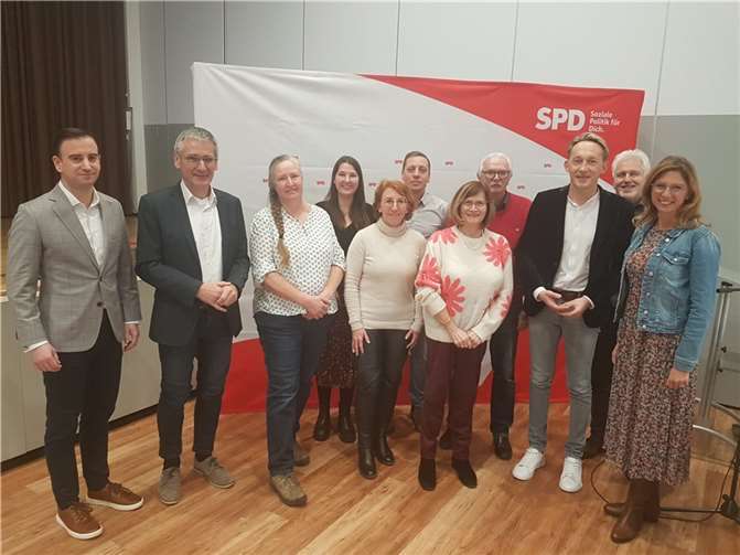 Die Delegation des SPD-Kreisverbandes Ahrweiler um den Vorsitzenden Marcel Hürter (links) und die Landtagsabgeordnete Susanne Müller (Mitte) mit dem Vorsitzenden des SPD-Regionalverbandes Rheinland, Hendrik Hering (2. v. links), der Vorsitzenden der SPD-Landtagsfraktion Sabine Bätzing-Lichtenthäler (rechts) und dem Generalsekretär der SPD Rheinland-Pfalz, Marc Ruland (3. v. rechts).  Foto: SPD-Kreisverband Ahrweiler