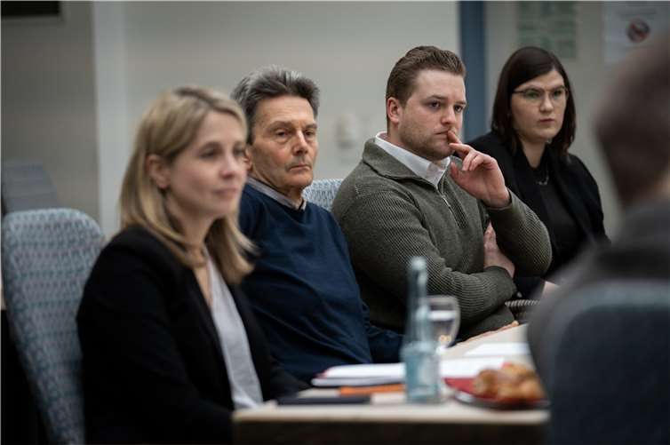 Die Delegation im Gespräch mit Flutbetroffenen.  Foto: Martin Schmitz