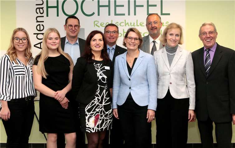 Die Delegation um Rheinland-Pfälzische Bildungsministerin Dr. Stefanie Hubig kam zur Besichtigung der Realschule Plus und wurde von der Rektorin und den Moderatorinnen willkommen geheißen.