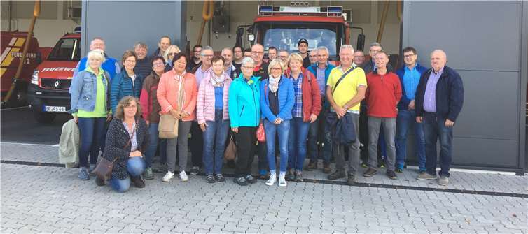 Die Delegationen der Partnergemeinden konnten das neue Feuerwehrhaus der Feuerwehr Oberraden-Straßenhaus besichtigen. Foto: privat