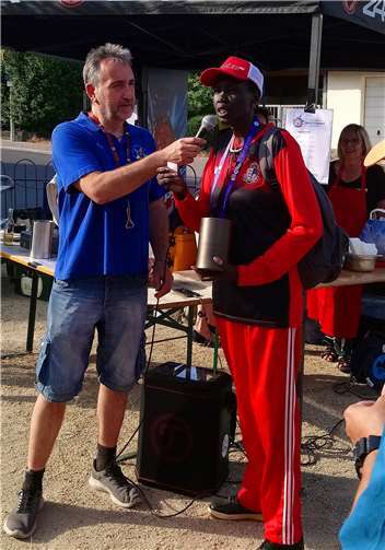 Die Delegationsleiterin Rebecca Okwaci, vom Special Olympics Team aus dem Südsudan, zog die Gewinnnummern beim Begegnungstreffen auf dem Hospitalplatz. Quelle: Stadt Mendig
