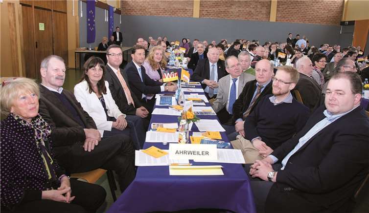 Die Delegierten aus dem Kreis Ahrweiler um den Vorsitzenden Horst Gies (4. v. l.) und Bundestagsabgeordnete Mechthild Heilt (3. v. l.) stellten eine beim CDU-Landesparteitag eine starke Gruppe. privat