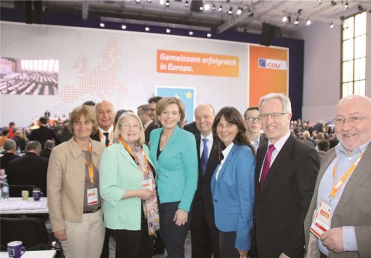 Die Delegierten aus dem Kreis Mayen-Koblenz gemeinsam mit Julia Klöckner beim Bundesparteitag in Berlin (v.li.): Dr. Ute Stuhlträger-Fatehpour, Bernhard Mauel, Hedi Thelen, Julia Klöckner, Dr. Adolf Weiland, Mechthild Heil, Josef Dötsch und Dr. Bernhard Koll. privat
