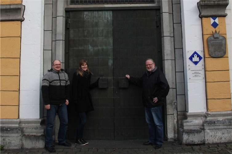 Die Delegierten der Arbeitsgemeinschaft Christlicher Kirchen in Koblenz (v.l.) Matthias Olzem, Verena Hammes und Uwe Drews öffnen Türen zu christlichen Gemeinden während der Aktion „Zu Gast bei Anderen“, wie hier vor der Florinskirche. Foto: Bischöfliche Pressestelle Trier