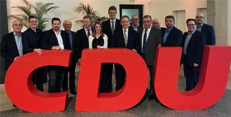 Die Delegierten der CDU Neuwied zusammen mit Direktkandidat Erwin Rüddel, Spitzenkandidat Patrick Schnieder und Landtagsabgeordnete Ellen Demuth (Mitte) bei der Landesvertreterversammlung der CDU Rheinland-Pfalz zur Aufstellung der Bewerberinnen und Bewerber zur Bundestagswahl 2017.CDU