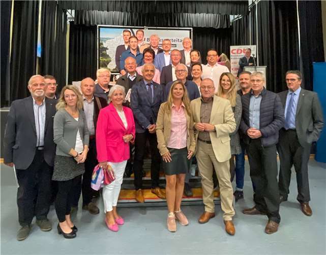 Die Delegierten der CDU aus dem Kreis Ahrweiler beim Bezirksparteitag in Niederzissen. Natalie Baum und Michael Schneider (vorne Mitte) wurden in den Vorstand gewählt.  Foto: privat
