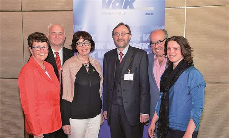Die Delegierten des VdK-Kreisverbandes Neuwied mit Kreisgeschäftsführerin Doreen Borges (rechts) beim Landesverbandstag in Mainz. Auf dem Foto die Delegierten (von links nach rechts): Rosemarie Waldorf, Dietmar Lauer, Gisela Stahl, Hans Werner Kaiser, Gregor Weiler. Privat