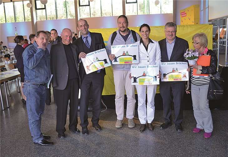 Die Delegierten (v.l.): Unternehmer Waldemar Bonzda, Beamter Ulrich van Bebber, Betriebsleiter Alexander Buda, Gymnasiallehrer Sven Störmer, Journalistin Christina Steinheuer, Bausachverständiger Ralf Kössendrup und Rentnerin Marlies Vögele aus den Kreisverbänden Neuwied und Ahrweiler fordern eine Rheinquerung zwischen ihren Landkreisen. Beim Landesparteitag in Kaiserslautern wurde ihr Antrag einstimmig angenommen.privat