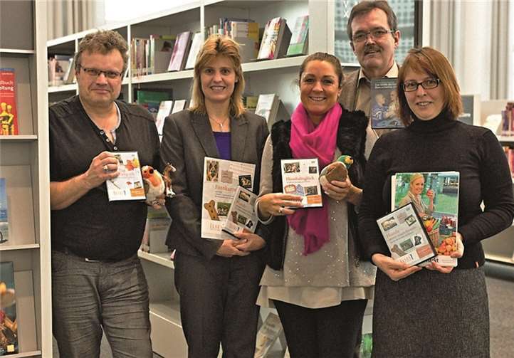 Die Demenz-Videothek nahmen (v.l.) Thomas Koch und Susanne (StadtBibliothek) von den Bündnisvertretern Minka Bojara, Bernhard Dostert und Daniela Schüller entgegen. privat