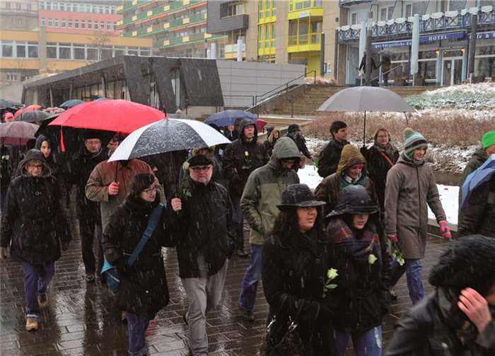 Die Demonstranten trugen weiße Rosen als ein besonderes Zeichen des Friedens.