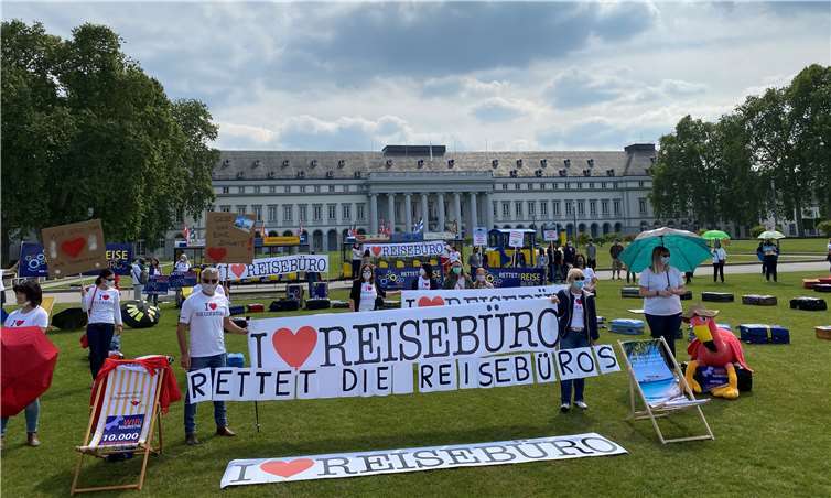Die Demonstration vor dem Koblenzer Schloss.Quellen: Rettet die Reisebüros - rettet die Tourismusbranche - wir zeigen Gesicht!