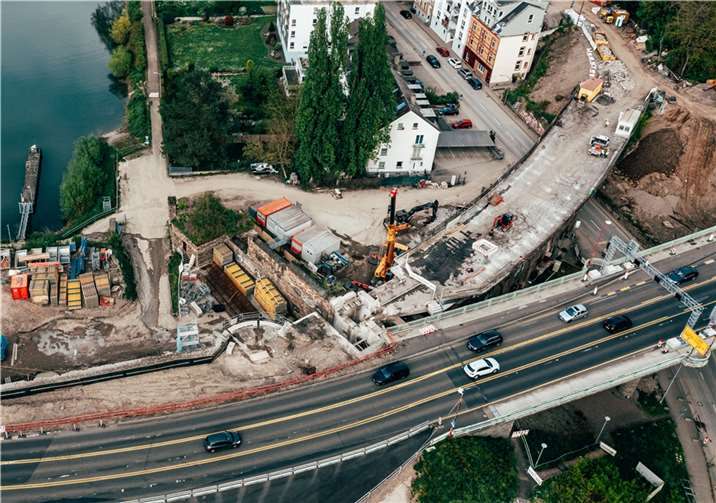 Die Demontage der Ostrampe macht eine mehrtägige Vollsperrung der Emser Straße notwendig.  Foto:  onemorepicture / Thorsten Wagner