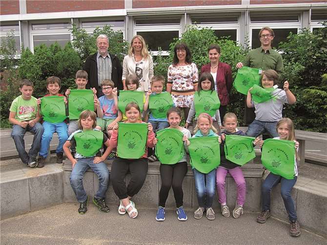Die Dernauer Grundschüler mit (v.li.) Godehard Uthoff, Vorsitzender der Arbeitsgemeinschaft Jugendzahnpflege, Dr. Heike Rump-Schaefer, Patenzahnärztin der Grundschule Dernau, Heike Lück und Andrea Motz, Arbeitsgemeinschaft Jugendzahnpflege und Ralph Stollorz, Schul- und Klassenleiter.