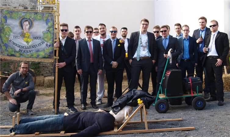 Die Dernauer Junggesellen mit ihrer alten Vereinsfahne und Zacheies.wite