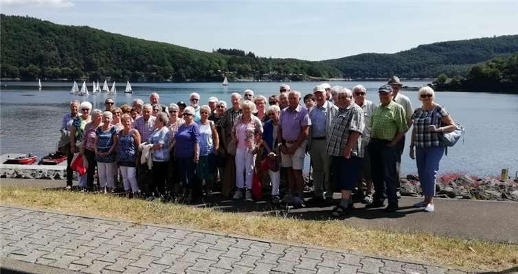 Die Dernauer Senioren und Seniorinnen an der Rurtalsperre.privat