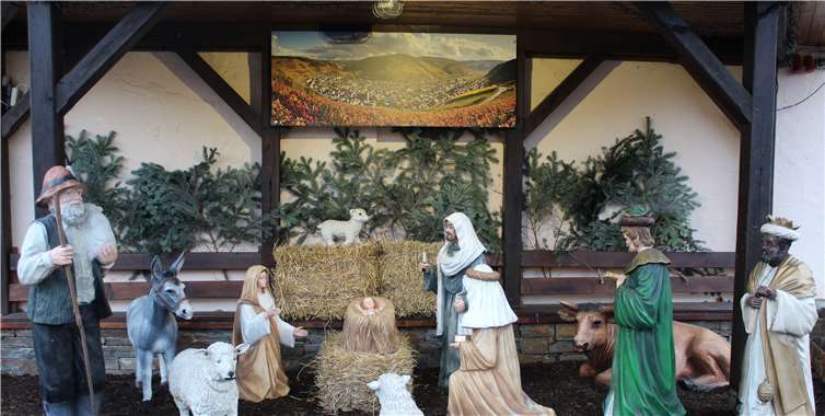 Die Dernauer Weihnachtskrippe zeigt authentische und körpergroße Motive. Foto: wite