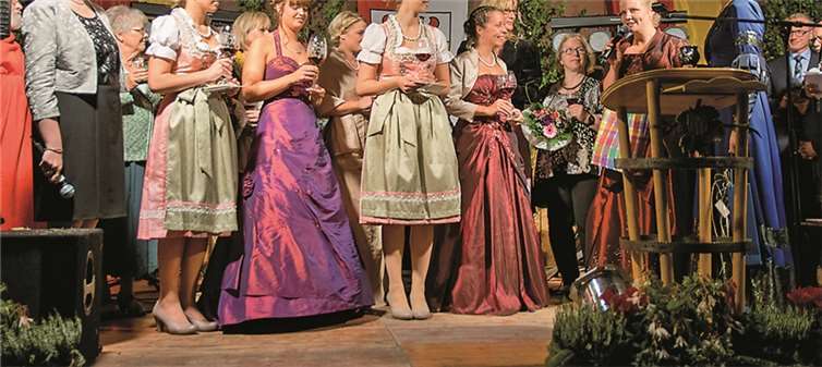 Die Dernauer Weinkönigin Julia Bell sowie die Heimersheimer Weinkönigin Eva Hofmann beglückwünschten stellvertretend für alle regionalen Weinköniginnen edie neue Bachemer Weinkönigin Janina. REUTER