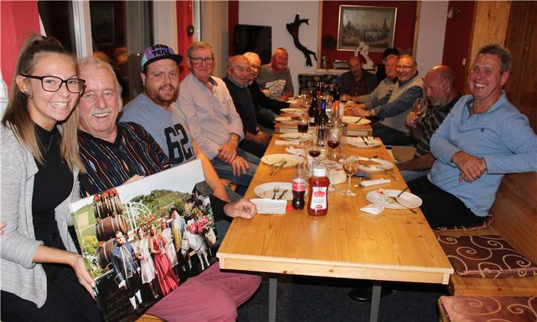 Die Dernauer Weinkönigin, Linba Trarbach, gratuliert Dieter Meyer mit einem Erinnerungsmotiv.Fotos: wite