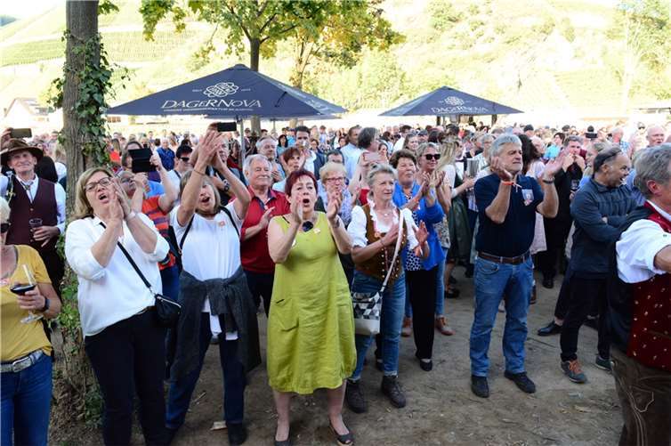 Feiern unter Freunden: Dernau erlebte Momente der Fröhlichkeit Die Dernauer feierten unter sich ein kleines Winzerfest, um den Alltag zu vergessen.
