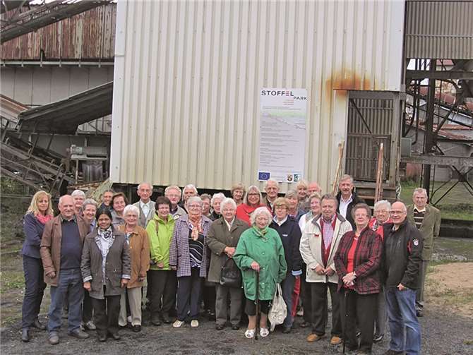 Die Dernbacher Senioren während der Führung auf dem Gelände des Stöffel-Parks.Privat