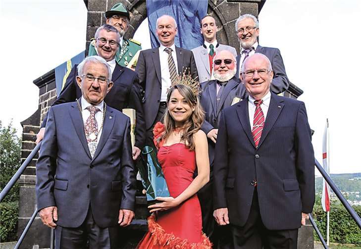 Die Deutsche Einheit soll ein leuchtendes Friedensfeuer bleiben, darin ist sich die Kaiser-Ruprecht-Bruderschaft einig und feiert diesen Tag jedes Jahr am Königsstuhl zu Rhens.EP