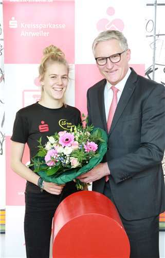 Die Deutsche Meisterin im 800m-Lauf Majtie Kolberg mit dem Vorstandsvorsitzenden der Kreissparkasse Dieter Zimmermann. privat