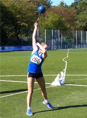 Die Deutsche-Vizemeisterin Hanna Oswald beim Schleuderballwurf der weiblichen Jugend 12-13 Jahre.