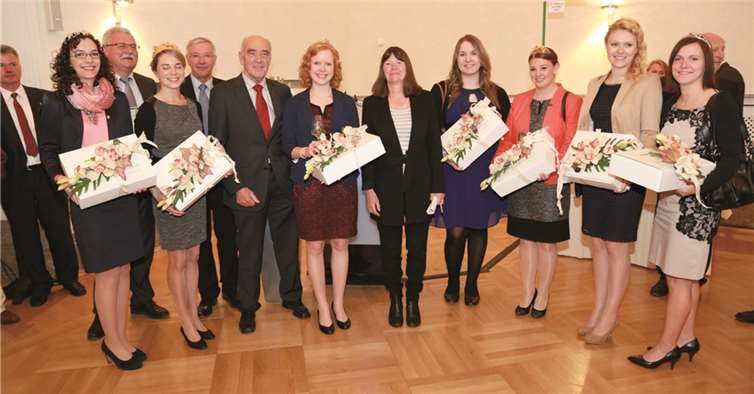 Die Deutsche Weinkönigin Nadine Poss (6. v. r.) mit sechs Gebietsköniginnen, Minisiterin Ulrike Höfken, LWK-Präsident Norbert Schindler, dem Koblenzer Oberbürgermeister Prof. Dr. Joachim Hofmann-Göttig und dem Europaparlamentarier Dr. Werner Langen. PSM