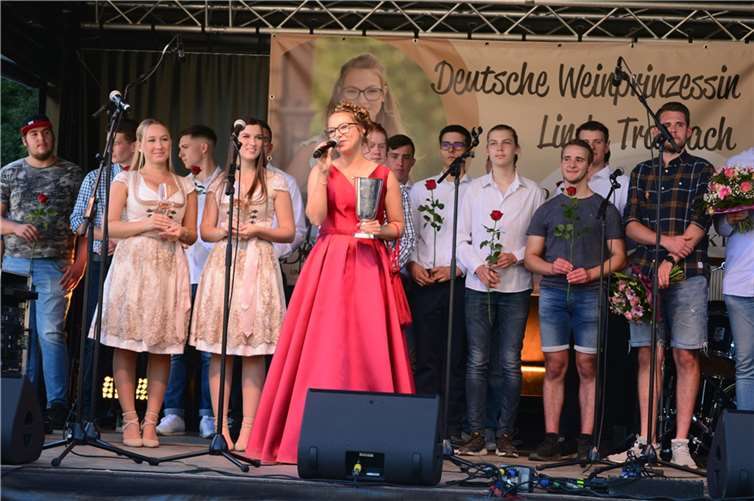 Feiern unter Freunden: Dernau erlebte Momente der Fröhlichkeit Die Deutsche Weinprinzessin Linda Trarbach beim Empfang auf der Bühne.