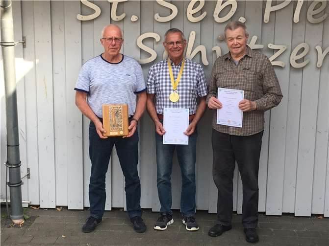 Die Deutschen Meister des BdHS in der Disziplin Zimmerstutzen-a mit ihren Siegertrophäen (v.l.) Manfred Vogt, Hanspeter Wester und Hans Stauf. Foto: Hans Hartenfels