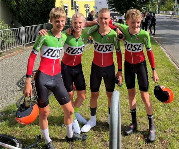 Die Deutschen Meister im 4er Mannschaftszeitfahren U15, nach dem Ziel im Trikot des Radsportverbandes NRW.
