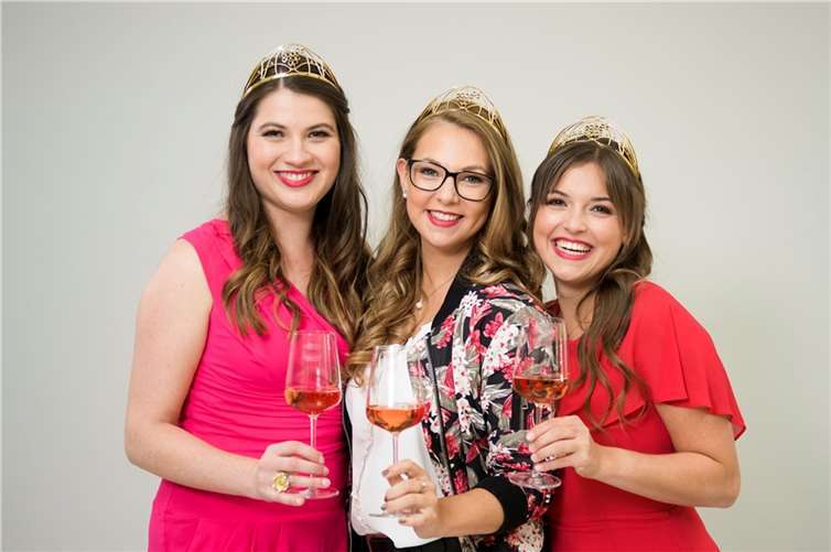 Die Deutschen Weinhoheiten 2021/2022 zu Gast im Ahrtal: v.l. Saskia Teucke, Linda Trarbach und Sinardrich. Foto: Deutsches Weininstitut (DWI) / deutscheweine.de