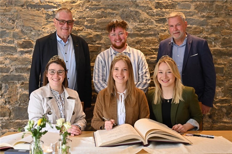 Die Deutschen Weinmajestäten Katja Simon, Anna Zenz und Emma Meinhardt (vorne v. l.) trugen sich im Beisein des Ersten Beigeordneten Peter Diewald, Ahrweinkönig Felix Lüdenbach und des Beigeordneten Rainer Metzen (hinten v. l.) in die Goldenen Bücher der Stadt Bad Neuenahr-Ahrweiler und der Verbandsgemeinde Altenahr ein. 