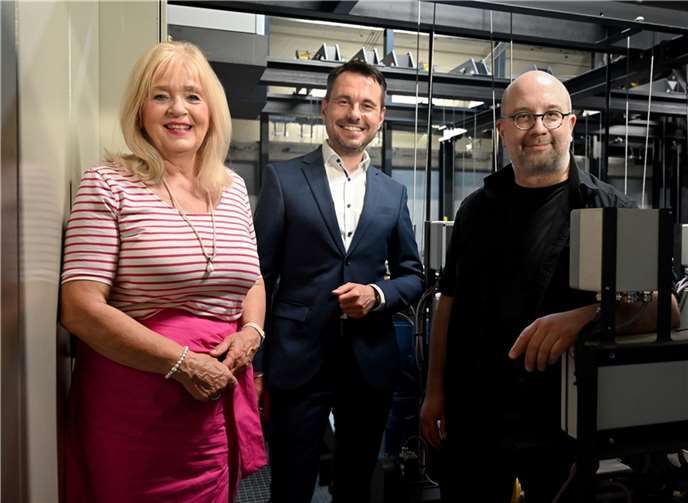 Die Dezernentin für Bildung und Kultur, Dr. Margit Theis-Scholz, Oberbürgermeister David Langner und Intendant Markus Dietze in der Obermaschinerie des Theaters Koblenz, deren Erneuerung Bestandteil der Kernsanierung ist.  Foto: Theater Koblenz