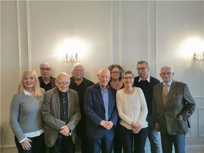 Die Dezernentin für Bildung und Kultur PD Dr. Margit Theis-Scholz (vorne li.) mit den Kulturpreisträgerinnen (v.li.) Prof. Georg Schmitz, Prof. Heinz Anton Höhnen, Ulrich Adomeit, Dieter Servatius, Eva Maria Enders, Doris Schäfer Kölcze, Joachim Hennig und Rolf Wegeler.  Foto: Rebekka Jachmig