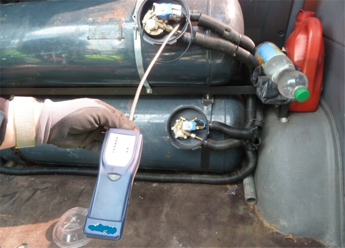 Die Dichtheitsprüfung der nachträglich eingebauten Gasanlage deutete auf zahlreiche undichte Stellen hin. Fotos: Polizei