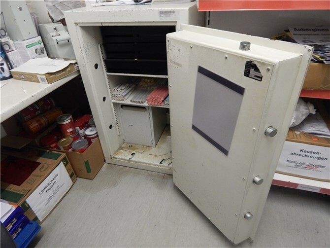 Die Diebe erbeuteten mehrere tausend Euro Bargeld. Foto: Polizei