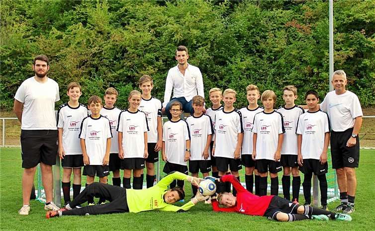 Die Dieblich/Layer D-Junioren haben zur Zeit einen hervorragenden Lauf: Stehend v.l.: Torwart-Trainer Marvin Flöck, Luke Kossack, Emilian Escher, Dominik Schlee, Judith Modigell, Sebastian Schmitz, Simon Schmitt, Noah Born, Jonas Jost, Etienne Blettenberg, Sebastian Jung, Nick Schilling, Maximilian Brosa, Based Mohmand, Trainer Holger Escher. Liegend: Johannes Kaesberg und Philipp Kargl, sitzend: Carsten Unger. Sandra Escher