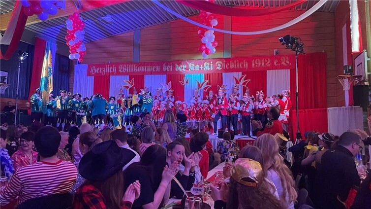 Die Dieblicher Jecken feierten ausgelassen. Fotos: Ka+Ki Dieblich