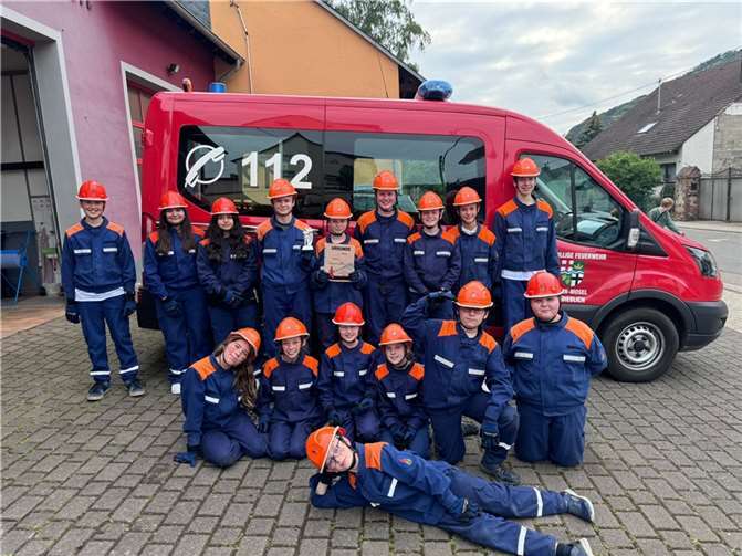 Die Dieblicher Jugendfeuerwehr. Quellen: Förderverein Feuerwehr Dieblich