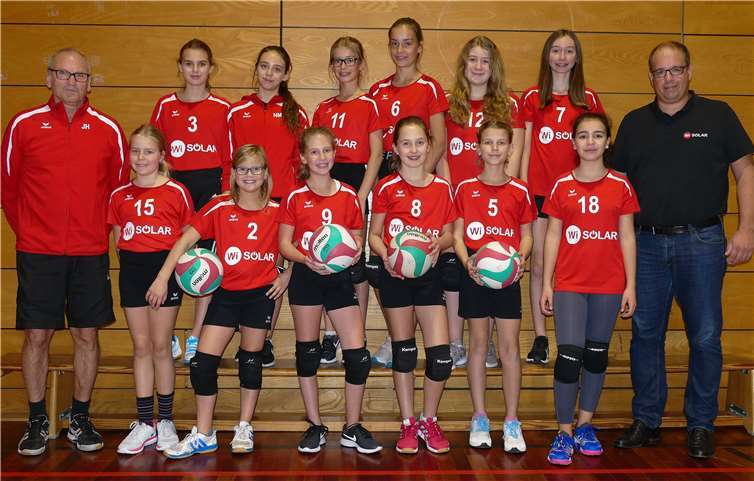Die Dieblicher Mannschaft mit ihrem Trainer Josef Punz (li.) und Sven Endris als Vertreter des Sponsors.Foto: Michael Wald