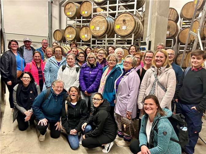 Die Dieblicher Möhnen in der Brennerei. Quelle: Dieblicher Möhnen