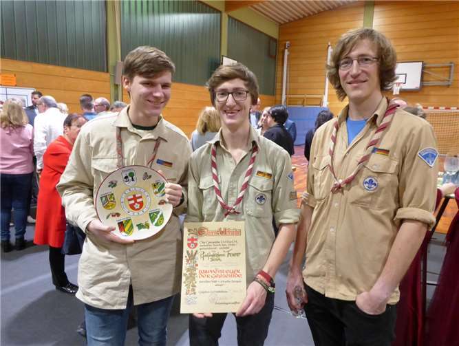 Die Dieblicher Pfadfinder mitdem Wappenteller. Quelle Dieblicher Pfadfinder