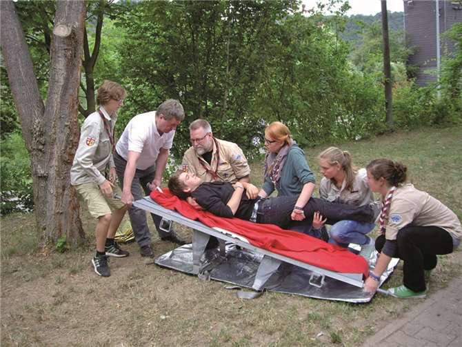Die Dieblicher Pfadfinder trainieren das Bergen von Verletzten.privat